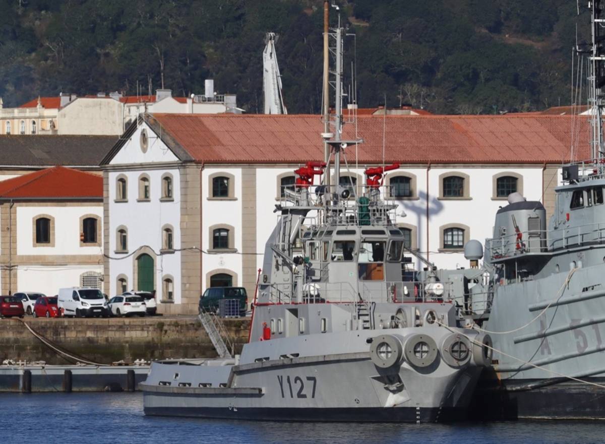 El remolcador Y-127 en su punto de atraque del Arsenal de Ferrol. (foto F.Sanchez-defensa.com) El remolcador Y-127 en su punto de atraque del Arsenal de Ferrol. (foto F.Sanchez-defensa.com)