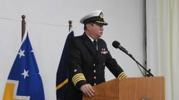 El Gobernador martimo de Punta Arenas Capitn de Navo Litoral Felipe Gonzlez dirigiendose a los alumnos graduados del curso.