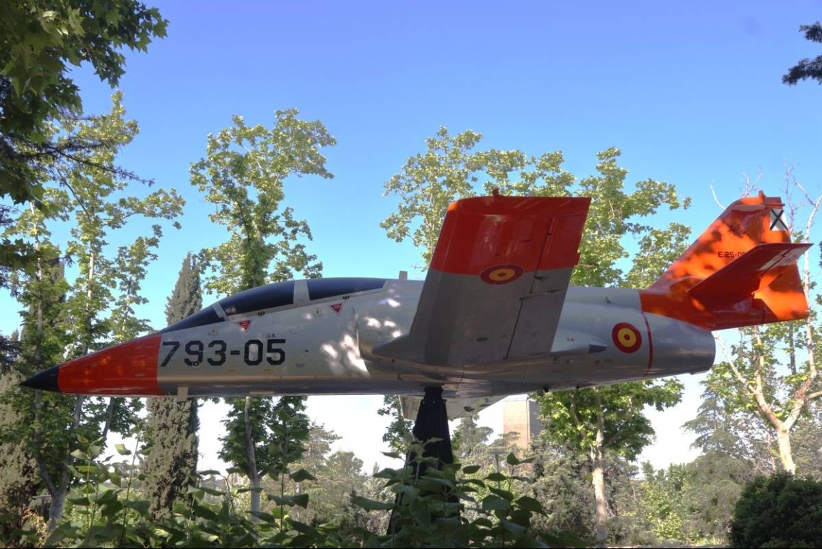 El C-101 colocado en la Escuela de Ingenieros Aeronáuticos de Madrid. (foto Julio Maíz) El C-101 colocado en la Escuela de Ingenieros Aeronáuticos de Madrid. (foto Julio Maíz)