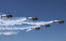 Exhibicin de la Patrulla Aspa Uno de los S-76 del Ala 78 durante un ejercicio de SAR. (foto Julio Maz)