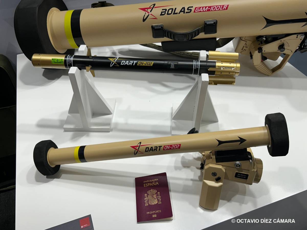 El tamaño del minimisil DART QN-202 queda claro si lo comparamos con el pasaporte que pusimos junto a él.(Octavio Díez Cámara) El tamaño del minimisil DART QN-202 queda claro si lo comparamos con el pasaporte que pusimos junto a él.(Octavio Díez Cámara)