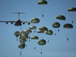 Lanzamiento de paracaidistas de la OTAN desde in avi�n de transporte C-17. (foto: PxHere, CC0)