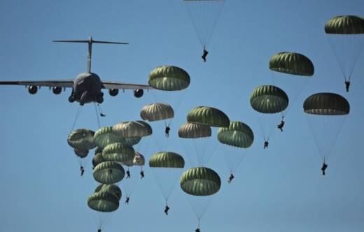 Lanzamiento de paracaidistas de la OTAN desde in avi�n de transporte C-17. (foto: PxHere, CC0)