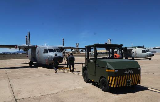 La nueva remolcadora Einsa TA-6E, detr�s el C-212 que va trasladar. (foto Julio Ma�z)