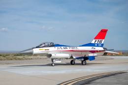 El F-16C Bloque 50 pintado como el prototipo YF-16 en 1974. (foto USAF)