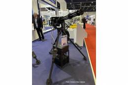 Con esta ametralladora multitubo, que puede abrir fuego a 2.500 dpm, se puede actuar para neutralizar objetivos terrestres o a�reos.   (Octavio D�ez C�mara)