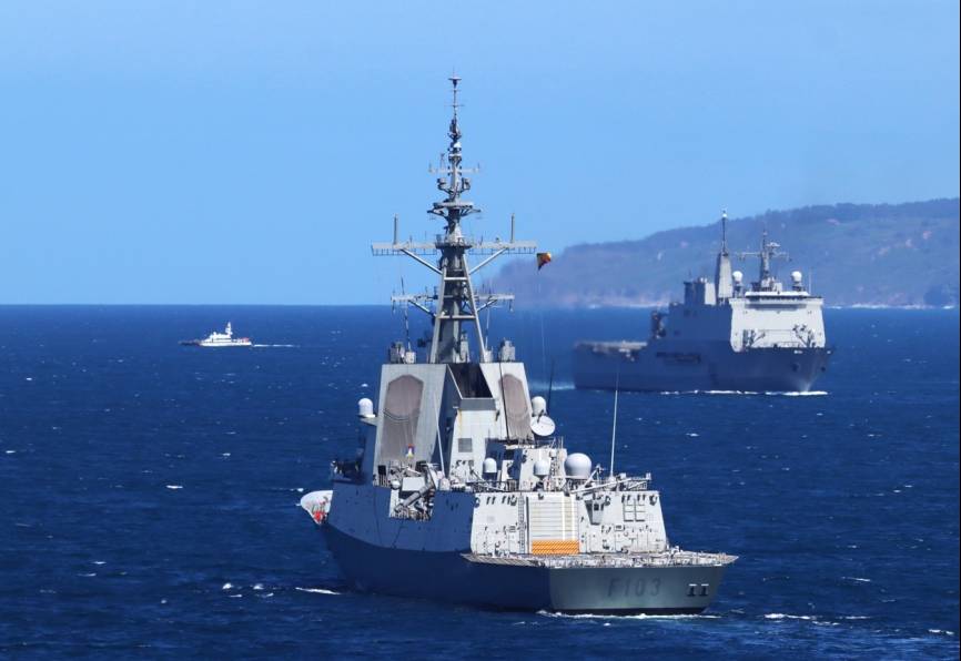 La fragata “Méndez Núñez” pasa frente el “Galicia”, al fondo una patrullera de la Guardia Civil. (foto J. Maíz Gtez)