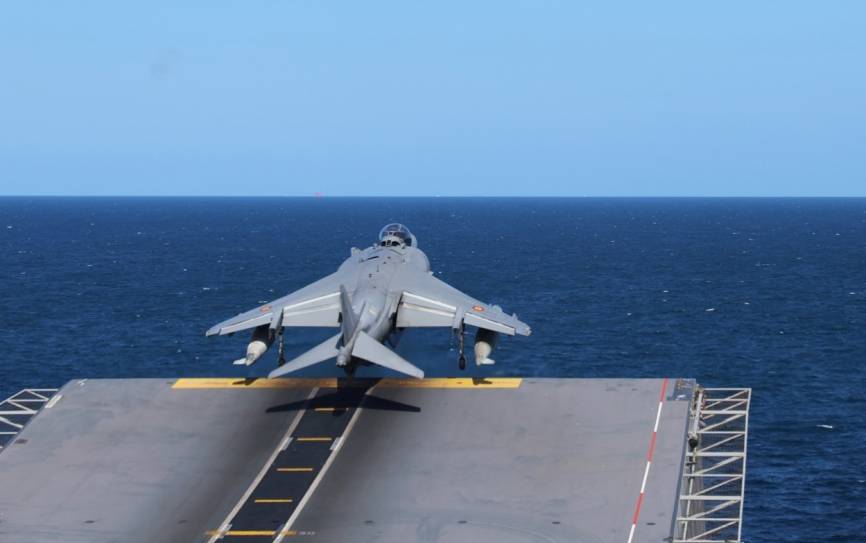 Uno de los “Harrier” participante en la exhibición de capacidades despega desde la Sky-jump del JCI. (foto J. Maíz Gtez)