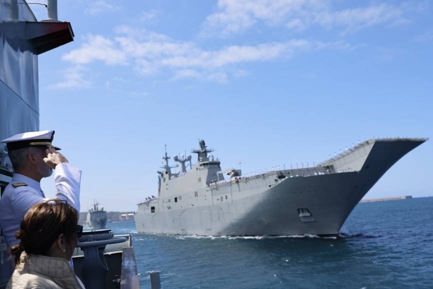 SM el Rey pasando revista desde el patrullero “Atalaya”, en primer lugar, al JCI. (foto Ministerio de Defensa)