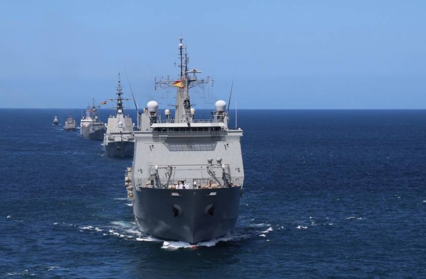 La formación naval vista desde el JCI, en primer plano el “Galicia” y al final el patrullero de la Guardia Civil “Río Luna”. (foto J. Maíz Gtez)