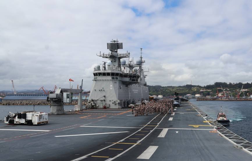 El JCI saliendo del puerto de El Musel, se distinguen en cubierta los infantes de Marina de la Agrupación Reforzada embarcada. (foto J. Maíz Gtez)
