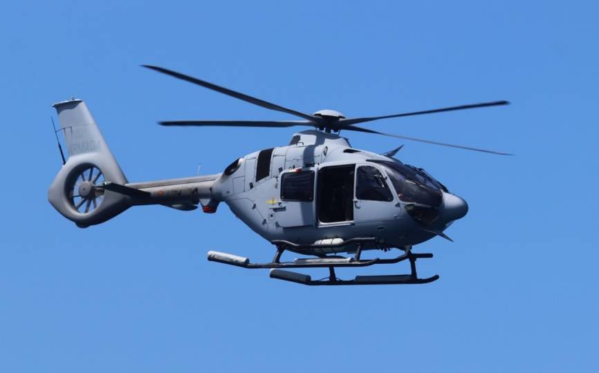 Infantes de Marina descienden en la playa de San Lorenzo desde un veterano AB-212. (foto Ministerio de Defensa)
