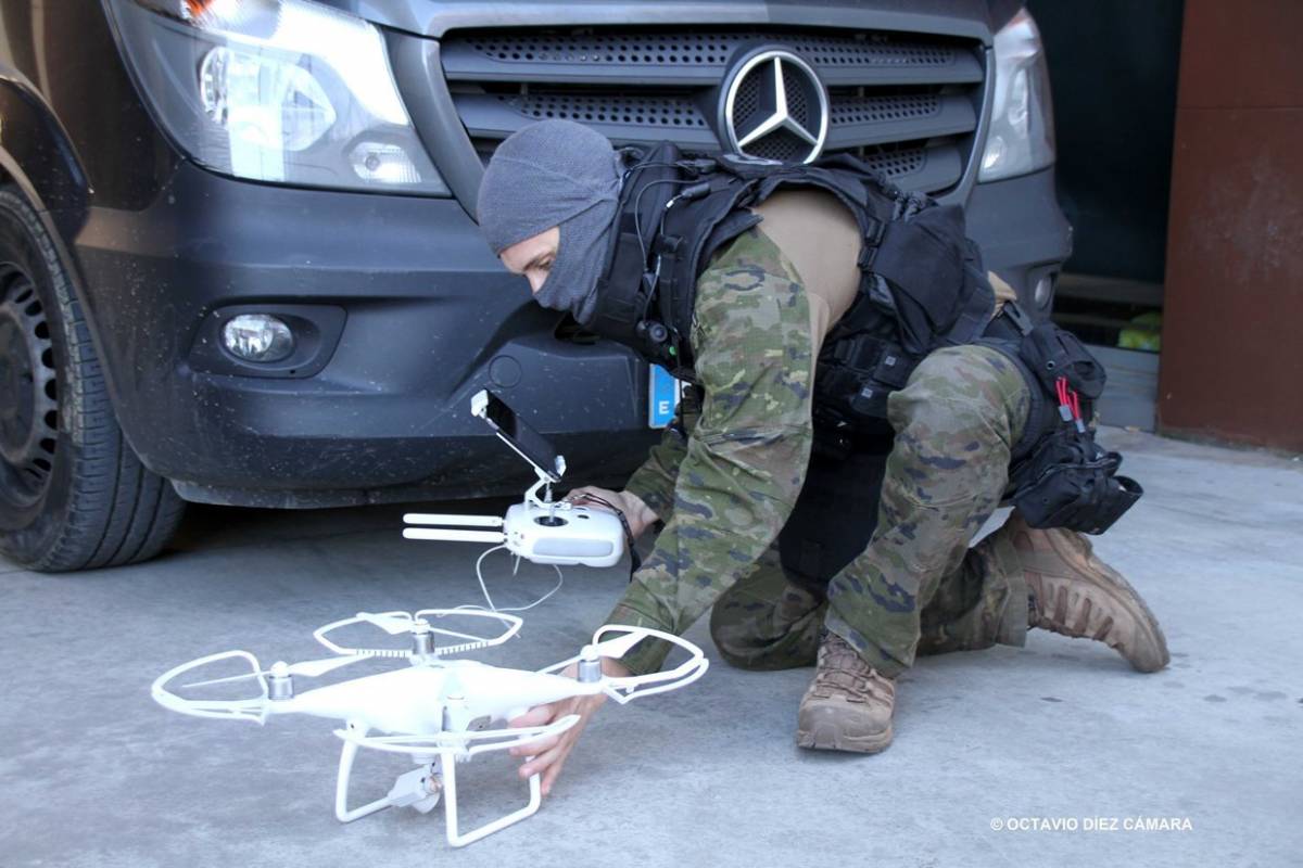 Los cometidos dinámicos y neutralizadores del GEI se benefician del empleo de diferentes robots que dan información precisa de lugares y personas. (Octavio Díez Cámara) Los cometidos dinámicos y neutralizadores del GEI se benefician del empleo de diferentes robots que dan información precisa de lugares y personas. (Octavio Díez Cámara)