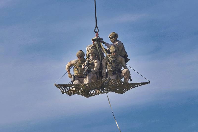 Con AirTEP puede posicionarse o extraerse a un grupo de operadores de la FGNE de un punto concreto en el que no pueda tomar la aeronave o no puedan ser usados otros métodos. (Armada) Con AirTEP puede posicionarse o extraerse a un grupo de operadores de la FGNE de un punto concreto en el que no pueda tomar la aeronave o no puedan ser usados otros métodos. (Armada)