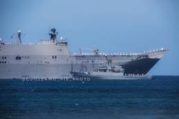 Momento de la revista naval presidida por S.M El Rey Felipe VI a bordo del P-74 Atalaya pasando frente al imponente LHD Juan Carlos I.