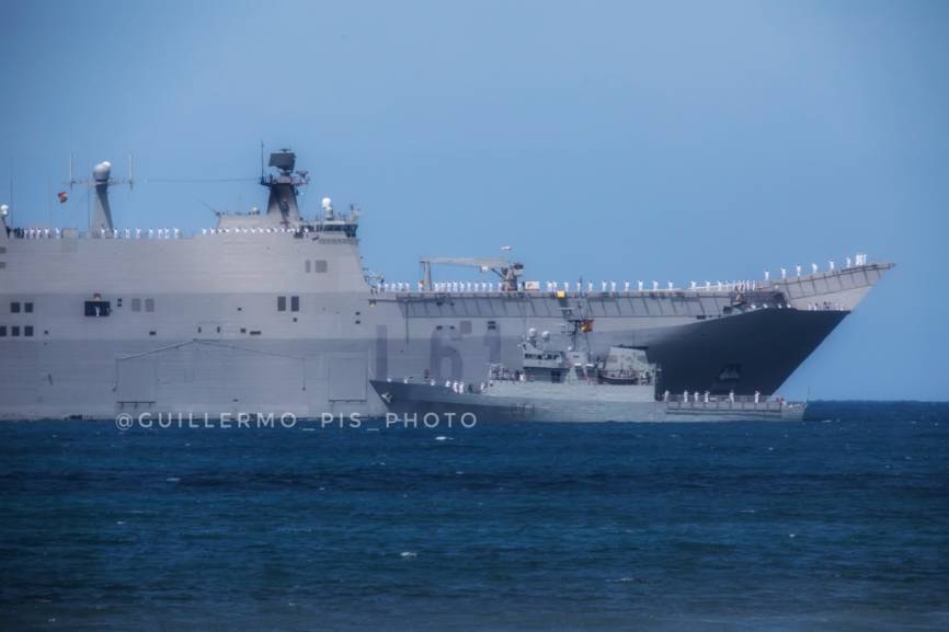 Momento de la revista naval presidida por S.M El Rey Felipe VI a bordo del P-74 Atalaya pasando frente al imponente LHD Juan Carlos I.