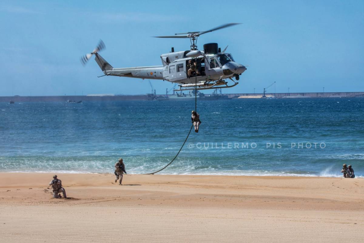 Una vez finalizada la revista Naval, la playa de San Lorenzo fue testigo de una exhibición dinámica llevada a cabo por la I.M. simulando un rescate de rehenes en zona hostil. Una vez finalizada la revista Naval, la playa de San Lorenzo fue testigo de una exhibición dinámica llevada a cabo por la I.M. simulando un rescate de rehenes en zona hostil.