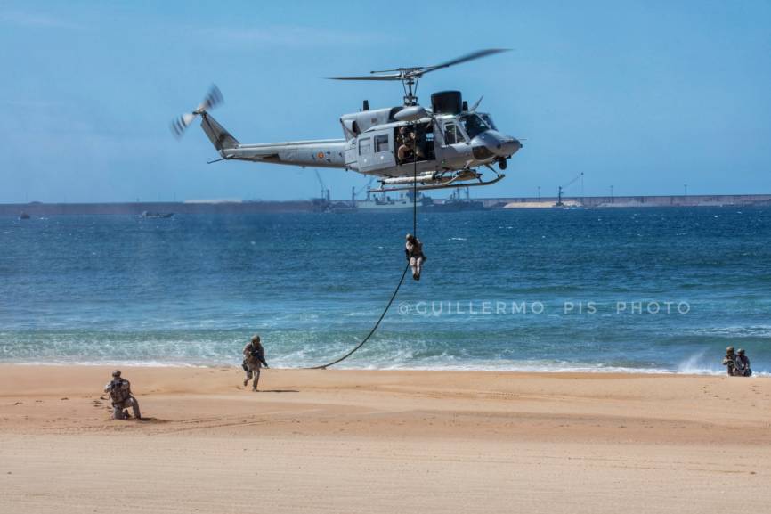 Una vez finalizada la revista Naval, la playa de San Lorenzo fue testigo de una exhibición dinámica llevada a cabo por la I.M. simulando un rescate de rehenes en zona hostil.
