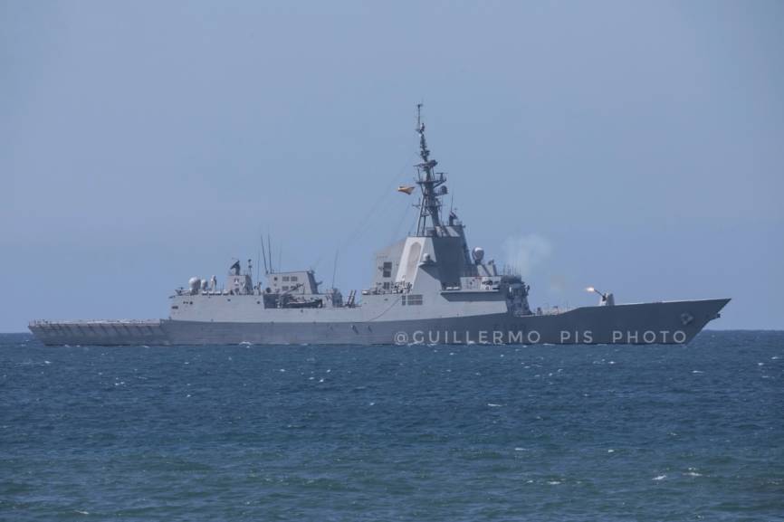 Momento en que la Fragata Blas de Lezo F103 "abate las posiciones enemigas "durante la toma de la playa con su cañón MK-45 de 5 pulgadas.