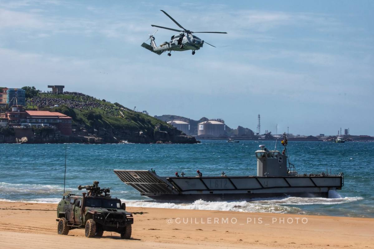 Sikorsky SH 60B de la 10ª Escuadrilla dando cobertura aérea a la Lancha de desembarco L612. Sikorsky SH 60B de la 10ª Escuadrilla dando cobertura aérea a la Lancha de desembarco L612.