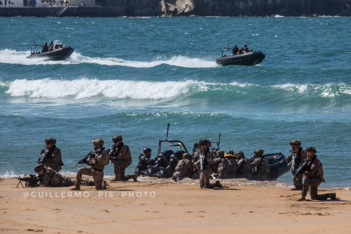 Los Infantes del Batallón Reforzado de Desembarco del Tercio de Armada fueron los encargados de tomar la playa así como de evacuar a los civiles de la zona hostil. Los Infantes del Batallón Reforzado de Desembarco del Tercio de Armada fueron los encargados de tomar la playa así como de evacuar a los civiles de la zona hostil.
