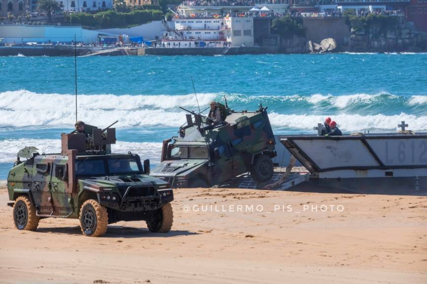 Diferentes versiones de los VAMTAC utilizados por la I.M fueron llevados a la playa a bordo de estas lanchas de desembarco.