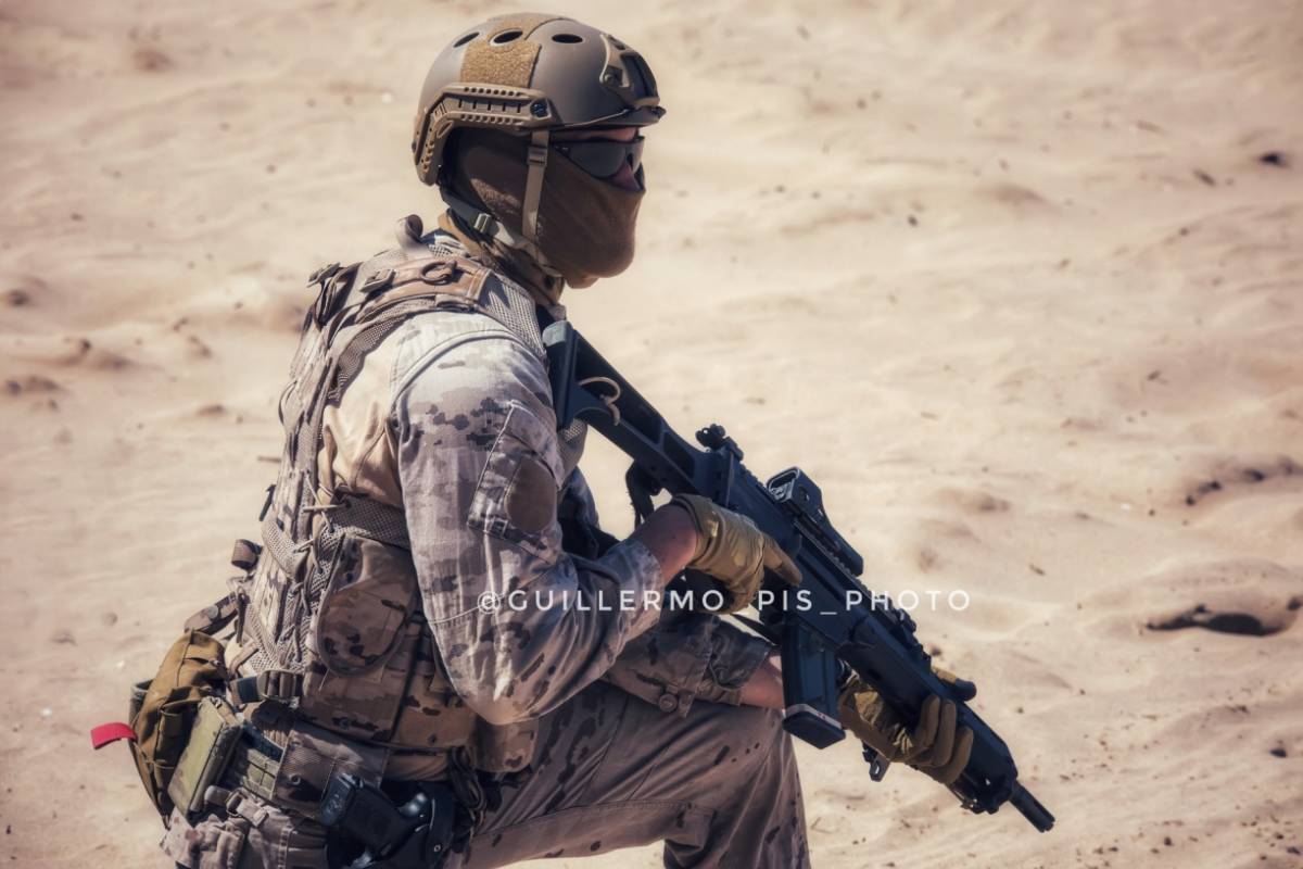 Infante de Marina durante el transcurso de la exhibición dando cobertura a sus compañeros durante los primeros compases de la toma de la playa. Infante de Marina durante el transcurso de la exhibición dando cobertura a sus compañeros durante los primeros compases de la toma de la playa.