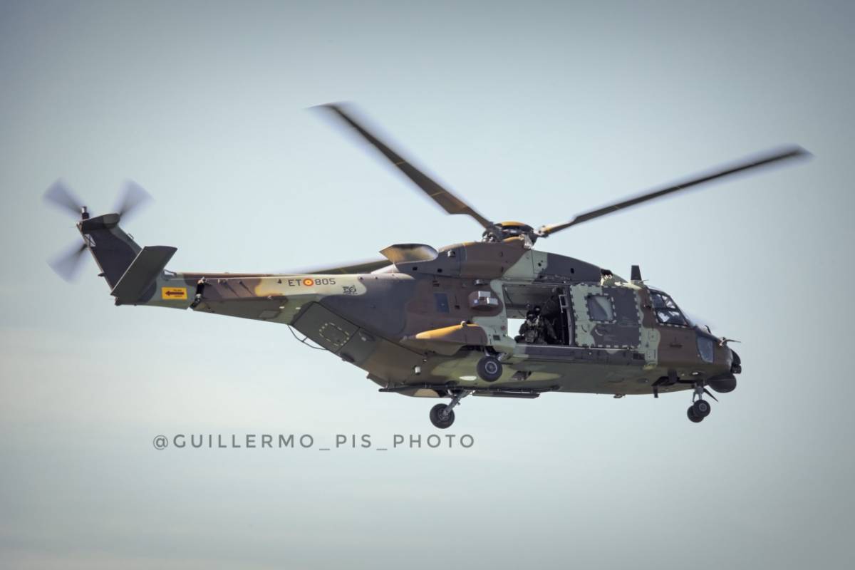Además de la importante participación de la Armada y el Ejercito del Aire (Tanto por los medios aéreos como la participación de la siempre espectacular PAPEA),pudimos disfrutar de un NH90 del Ejercito de tierra con un tirador de precisión del MOE. Además de la importante participación de la Armada y el Ejercito del Aire (Tanto por los medios aéreos como la participación de la siempre espectacular PAPEA),pudimos disfrutar de un NH90 del Ejercito de tierra con un tirador de precisión del MOE.