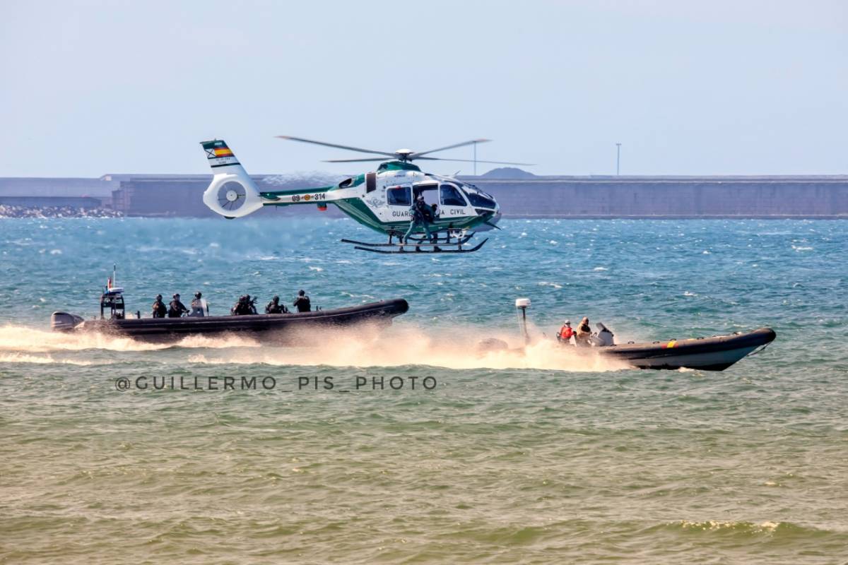 También la Guardia Civil se unió a la exhibición dinámica con la simulación de la persecución y neutralización de una narco lancha llevado a cabo por la U.E.I. .Y es que no debemos olvidar que la U.E.I. de la Guardia Civil es la unidad referencia española integrada en el Grupo de Trabajo Naval de la RED ATLAS. También la Guardia Civil se unió a la exhibición dinámica con la simulación de la persecución y neutralización de una narco lancha llevado a cabo por la U.E.I. .Y es que no debemos olvidar que la U.E.I. de la Guardia Civil es la unidad referencia española integrada en el Grupo de Trabajo Naval de la RED ATLAS.