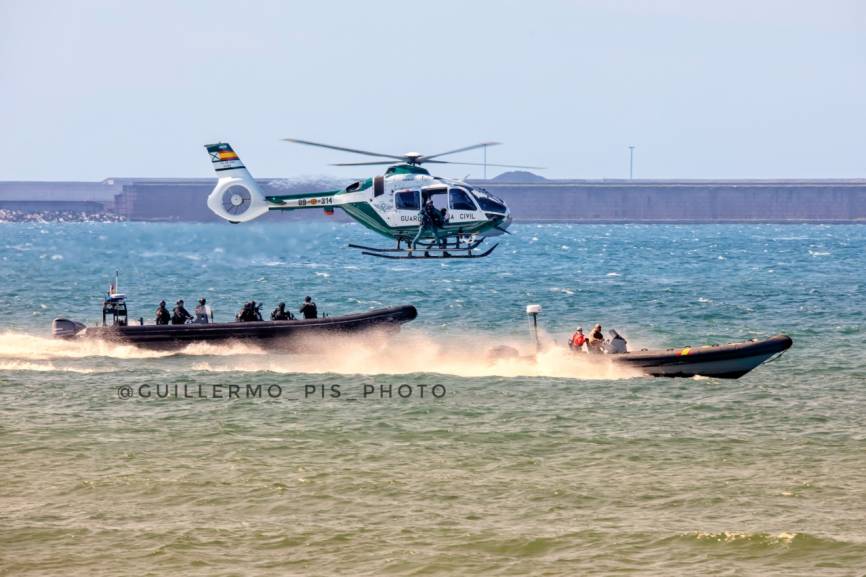 También la Guardia Civil se unió a la exhibición dinámica con la simulación de la persecución y neutralización de una narco lancha llevado a cabo por la U.E.I. .Y es que no debemos olvidar que la U.E.I. de la Guardia Civil es la unidad referencia española integrada en el Grupo de Trabajo Naval de la RED ATLAS.