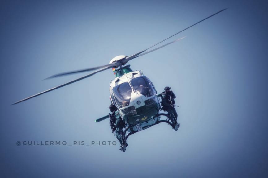 También hay que mencionar el impresionante nivel del Servicio Aéreo de la Guardia Civil ,completamente integrado con la unidad en este tipo de operaciones.