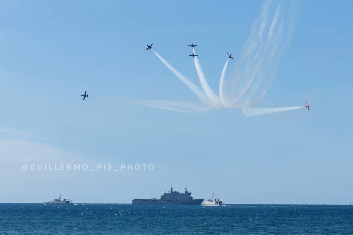 El broche de oro a este intenso día lo dio la siempre aclamada Patrulla Águila, haciendo las delicias de grandes y pequeños. El broche de oro a este intenso día lo dio la siempre aclamada Patrulla Águila, haciendo las delicias de grandes y pequeños.