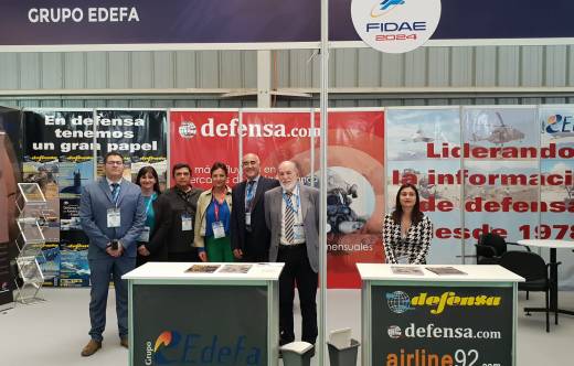Parte del equipo de Grupo Edefa en la �ltima edici�n de FIDAE, en Santiago de Chile.