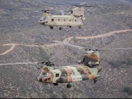 El ltimo Chinook Delta volando en formacin con uno de los nuevos Foxtrot.