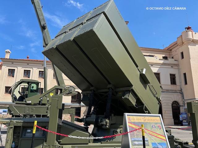 El vistoso lanzador del sistema de misiles tierra-aire NASAMS se presentó al público. (Octavio Díez Cámara) El vistoso lanzador del sistema de misiles tierra-aire NASAMS se presentó al público. (Octavio Díez Cámara)