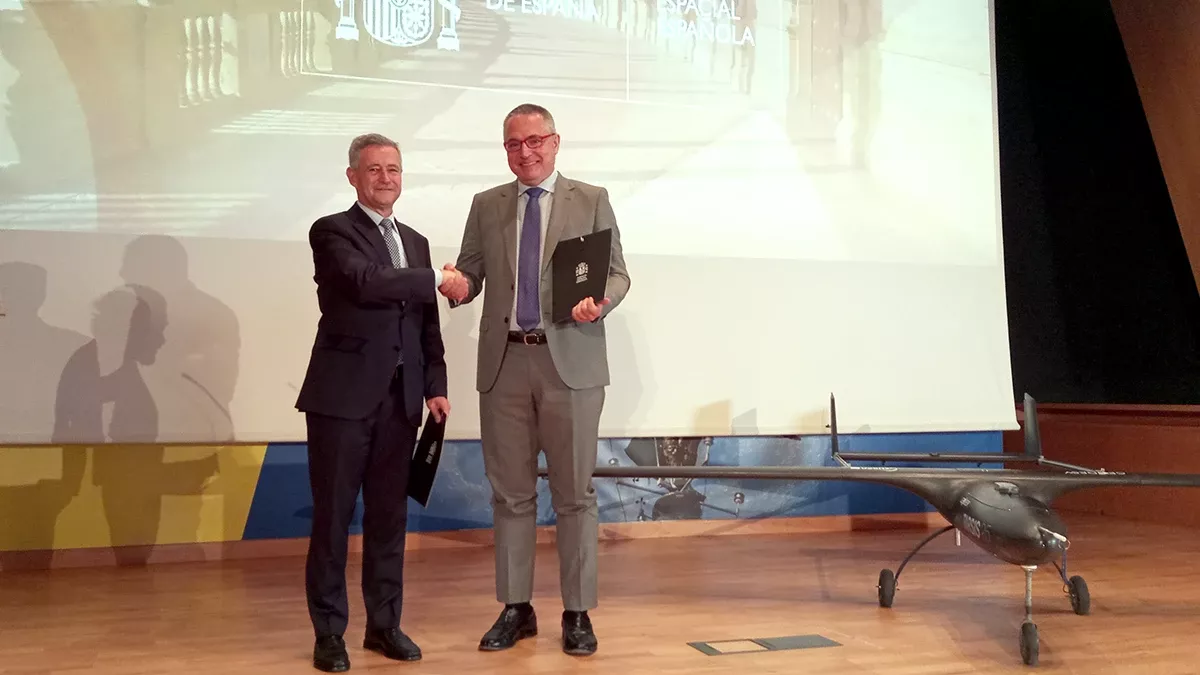 El director de la AEE, Juan Carlos Cortés Pulido, y el director ejecutivo y cofundador de Aertec, Antonio Gómez-Guillamón (izquierda) durante la ceremonia de cesión a la AEE de un sistema aéreo no tripulado TARSIS-25, un UAS táctico ligero de la compañía española Aertec. Foto: Aertec El director de la AEE, Juan Carlos Cortés Pulido, y el director ejecutivo y cofundador de Aertec, Antonio Gómez-Guillamón (izquierda) durante la ceremonia de cesión a la AEE de un sistema aéreo no tripulado TARSIS-25, un UAS táctico ligero de la compañía española Aertec. Foto: Aertec