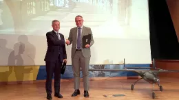 El director de la AEE, Juan Carlos Corts Pulido, y el director ejecutivo y cofundador de Aertec, Antonio Gmez-Guillamn (izquierda) durante la ceremonia de cesin a la AEE de un sistema areo no tripulado TARSIS-25, un UAS tctico ligero de la compaa espaola Aertec. Foto: Aertec