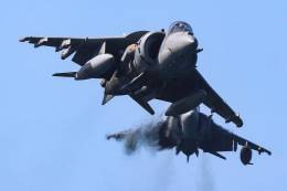 Dos de los Boeing AV-8B Plus �Harrier II� de la Armada se aproximan a baja cota para simular una misi�n CAS. (foto Rub�n Galindo)