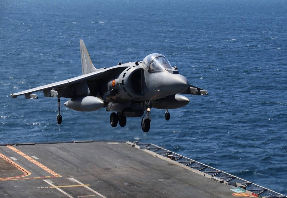 Tras la misión y el desfile aéreo los Boeing AV-8B Plus “Harrier II” participantes fueron tomando en la cubierta del JCI. (foto Julio Maíz) Tras la misión y el desfile aéreo los Boeing AV-8B Plus “Harrier II” participantes fueron tomando en la cubierta del JCI. (foto Julio Maíz)