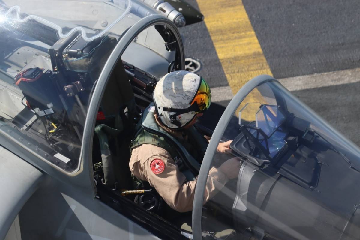 Un piloto de uno de los Boeing AV-8B Plus “Harrier II”, realiza las últimas comprobaciones antes de despegar. (foto Julio Maíz) Un piloto de uno de los Boeing AV-8B Plus “Harrier II”, realiza las últimas comprobaciones antes de despegar. (foto Julio Maíz)
