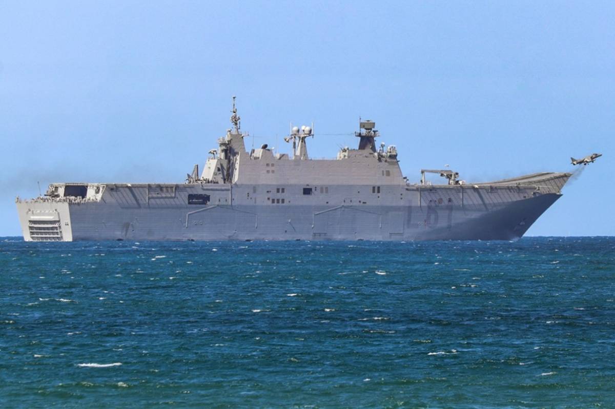 Momento del despegue de un “Harrier II” desde la Sky-jump del JCI, visto desde Gijón. (foto Rubén Galindo) Momento del despegue de un “Harrier II” desde la Sky-jump del JCI, visto desde Gijón. (foto Rubén Galindo)