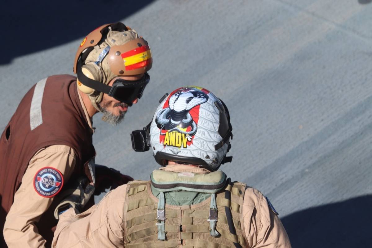 Uno de los pilotos de “Harrier” lleva un casco espectacularmente decorado con una Cobra, que es código radio de estos aviones de la Armada. (foto Julio Maíz) Uno de los pilotos de “Harrier” lleva un casco espectacularmente decorado con una Cobra, que es código radio de estos aviones de la Armada. (foto Julio Maíz)