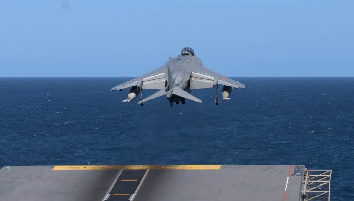 Un “Harrier II” de la Novena Escuadrilla fotografiado justo en el momento en que se pone en vuelo desde la Sky-jump del JCI. (foto Julio Maíz) Un “Harrier II” de la Novena Escuadrilla fotografiado justo en el momento en que se pone en vuelo desde la Sky-jump del JCI. (foto Julio Maíz)