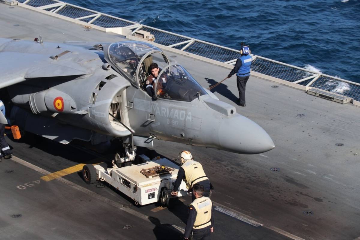 Tras la toma los AV-8B fueron trasladados a sus puntos de aparcamiento en la cubierta del JCI, con la ayuda de la maquinaria de la firma EINSA, denominada “cangrejo”. (foto Julio Maíz) Tras la toma los AV-8B fueron trasladados a sus puntos de aparcamiento en la cubierta del JCI, con la ayuda de la maquinaria de la firma EINSA, denominada “cangrejo”. (foto Julio Maíz)