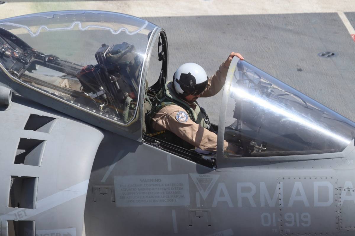 Otra de las imágenes de un piloto de la Novena Escuadrilla, usando un mono de vuelo de color árido. (foto Julio Maíz) Otra de las imágenes de un piloto de la Novena Escuadrilla, usando un mono de vuelo de color árido. (foto Julio Maíz)