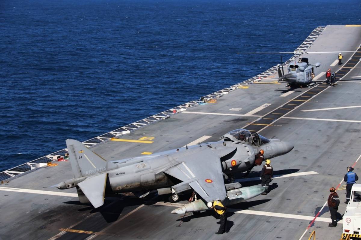 Uno de los AV-8B Plus de la Armada en la cubierta del JCI, un poco más allá se ve un veterano AB-212. (foto Julio Maíz) Uno de los AV-8B Plus de la Armada en la cubierta del JCI, un poco más allá se ve un veterano AB-212. (foto Julio Maíz)