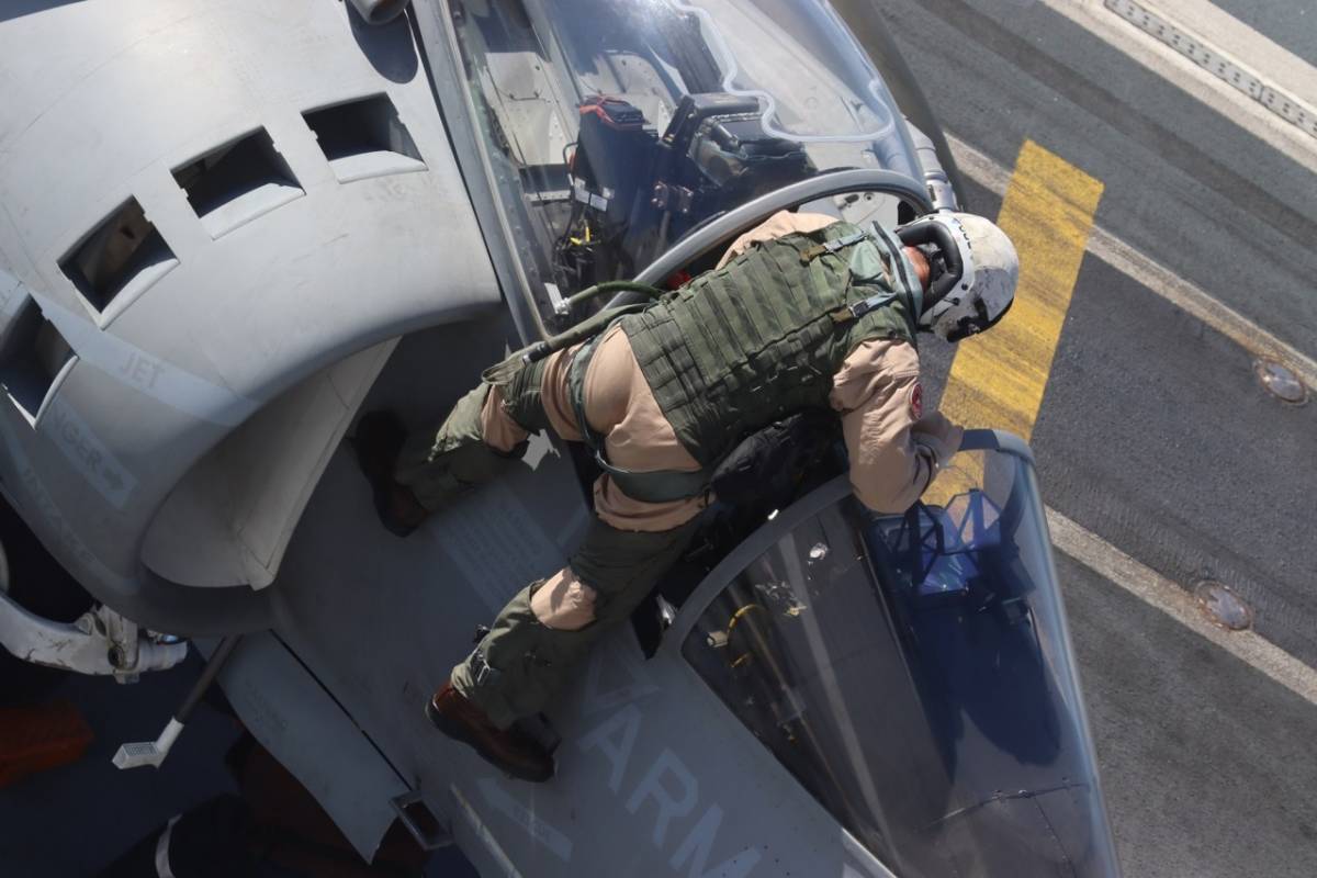 Uno de los pilotos de la Novena Escuadrilla “trepa” hasta la cabina de su Boeing AV-8B Plus “Harrier II”, utilizando los pequeños escalones retractiles que tiene la aeronave. (foto Julio Maíz) Uno de los pilotos de la Novena Escuadrilla “trepa” hasta la cabina de su Boeing AV-8B Plus “Harrier II”, utilizando los pequeños escalones retractiles que tiene la aeronave. (foto Julio Maíz)