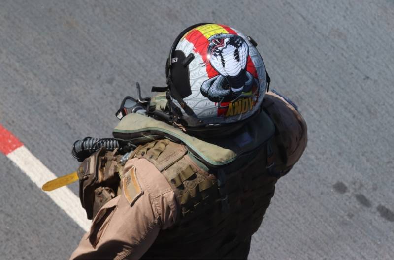 Otro detalle del preciso casco de “Andy”, otro detalle curioso es la bandera de España de baja visibilidad, que lleva sobre la manga izquierda del mono de vuelo. (foto Julio Maíz) Otro detalle del preciso casco de “Andy”, otro detalle curioso es la bandera de España de baja visibilidad, que lleva sobre la manga izquierda del mono de vuelo. (foto Julio Maíz)