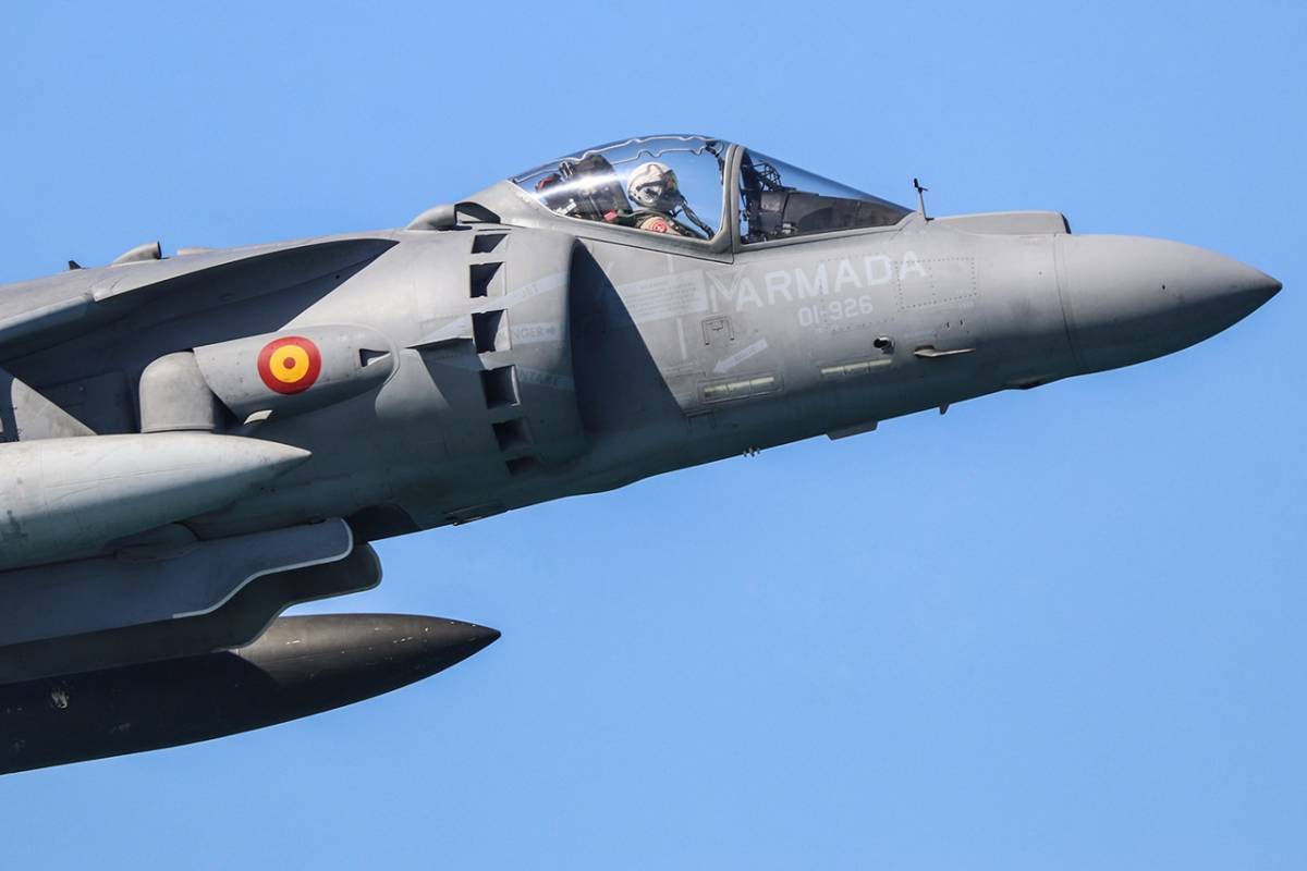 Primer plano de la parte delantera de un AV-8B Plus durante la exhibición de vuelo. (foto Rubén Galindo) Primer plano de la parte delantera de un AV-8B Plus durante la exhibición de vuelo. (foto Rubén Galindo)