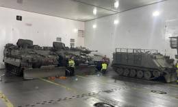 Los dos VCZAP Castor en el interior del buque que los transportar al ejercicio (Ejrcito de Tierra)